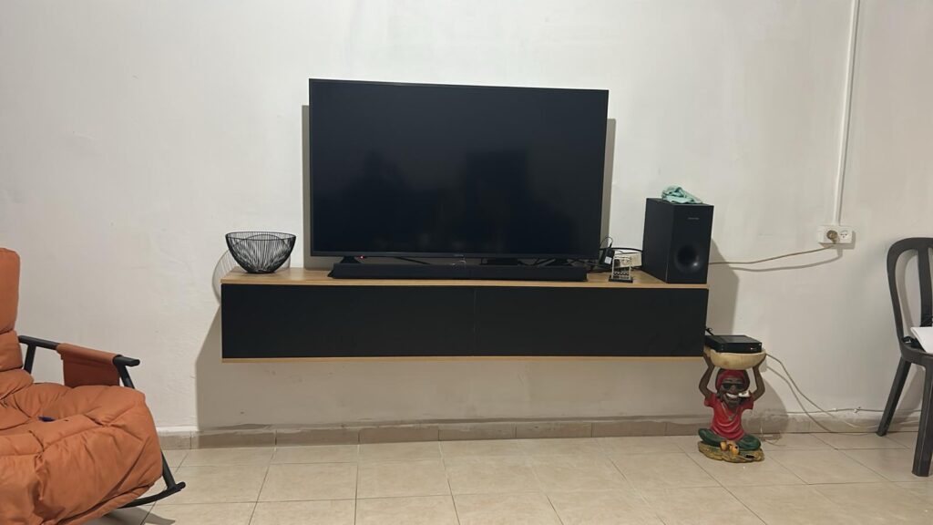 מזנון סלון מרחף בבית הלקוח